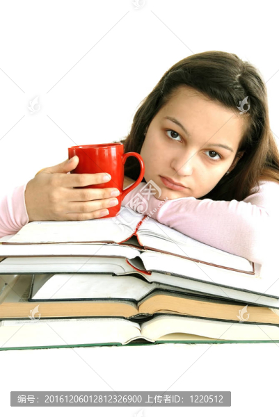 帶書和茶的少女