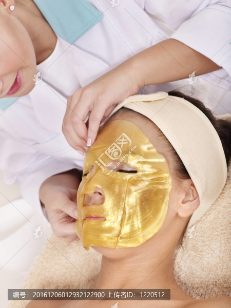 金色面具女孩。