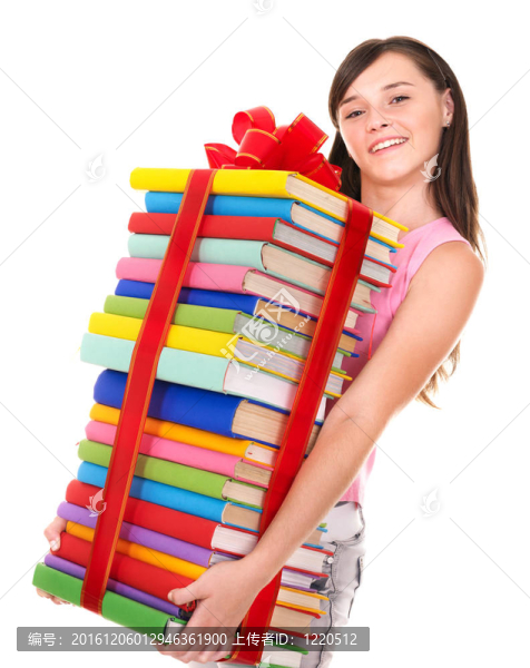 女孩拿著一堆書。