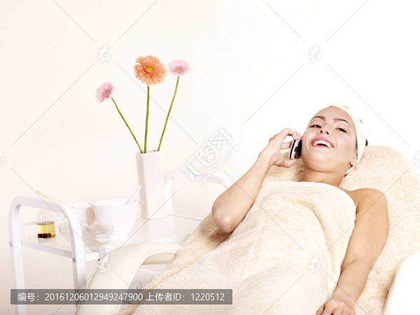 女按摩桌打電話。