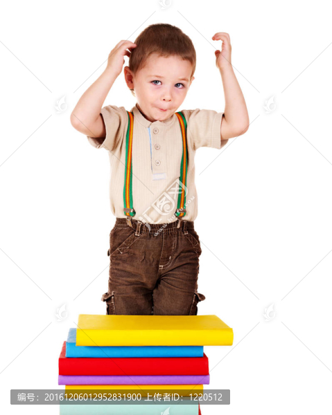小男孩與堆棧的書。