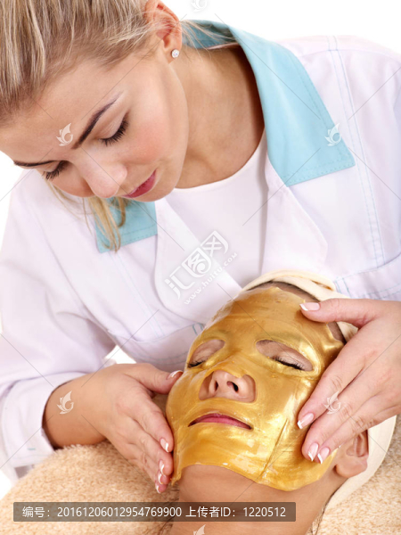金色面具女孩。