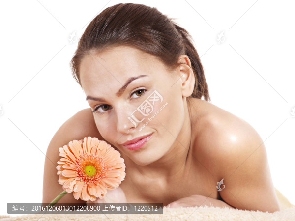 有按摩的年輕婦女。