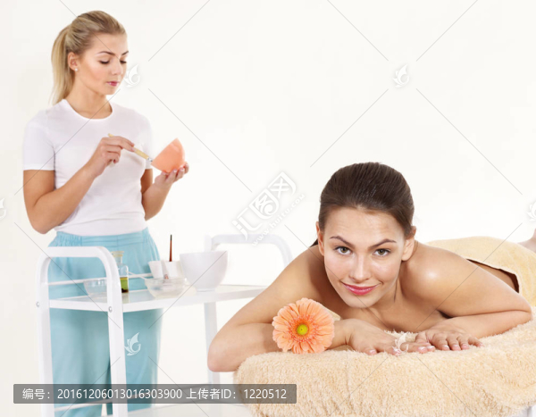 美容按摩床上的年輕女子。