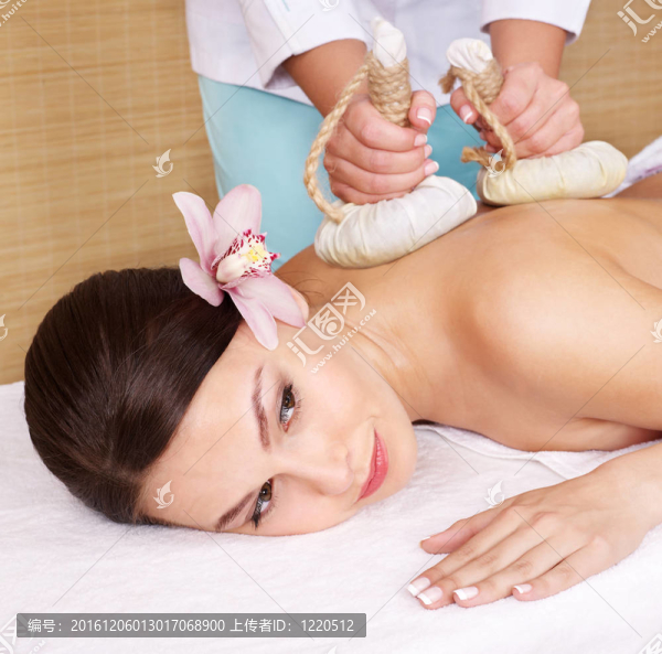 美容按摩床上的年輕女子。