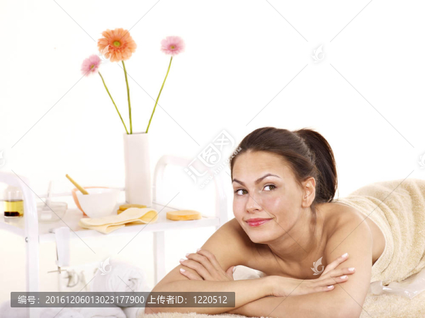 美容按摩床上的年輕女子。
