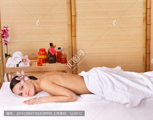 美容按摩床上的年輕女子。系列。