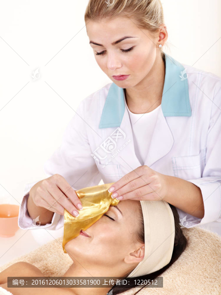 金色面具女孩。