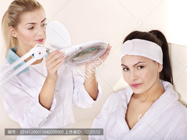 美容按摩桌上的女人。