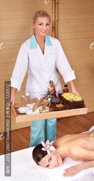 美容按摩床上的年輕女子。