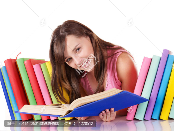 帶彩色書的女孩。