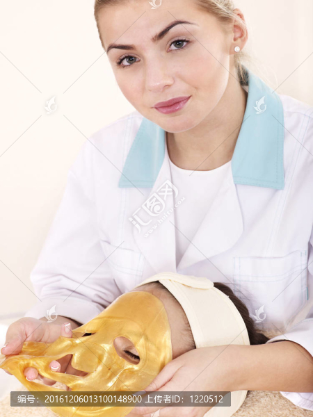 金色面具女孩。