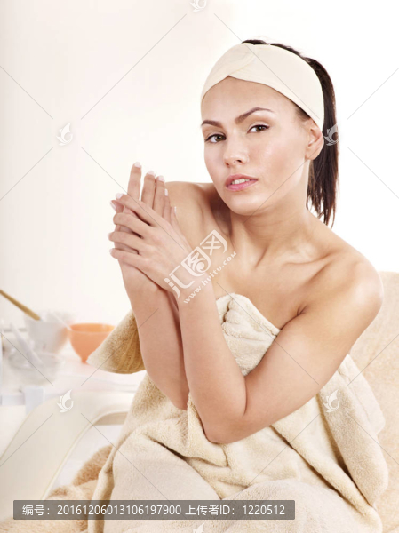 美容按摩床上的年輕女子。
