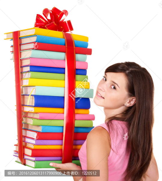 女孩拿著一堆書。
