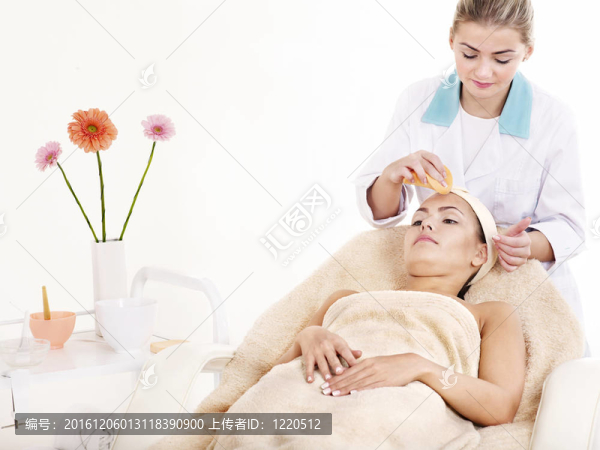 美容師將面膜的女人。