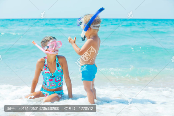 海灘上的快樂潛水員