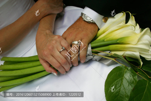 新婚夫婦手捧婚禮花束