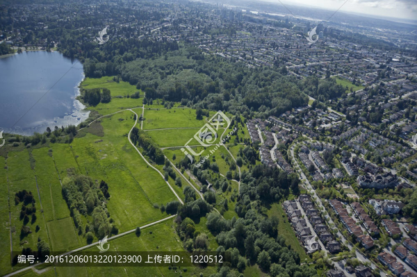湖和家園在本拿比公園；不列顛哥倫比亞；加拿大