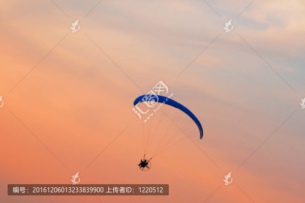 滑翔傘的天空上自由的感覺(jué)