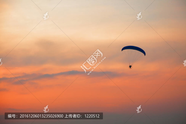 滑翔傘的天空上自由的感覺