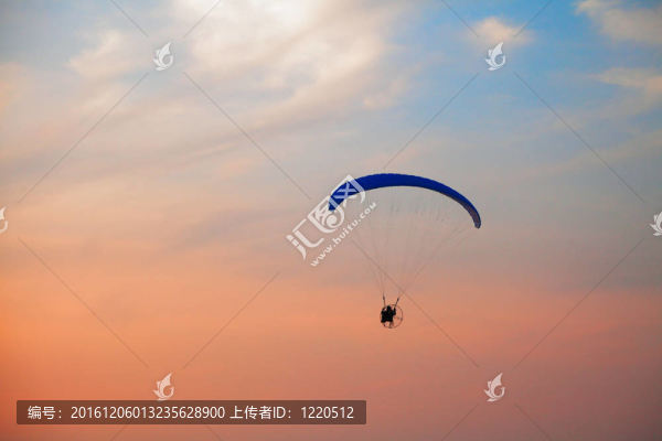 滑翔傘的天空上自由的感覺