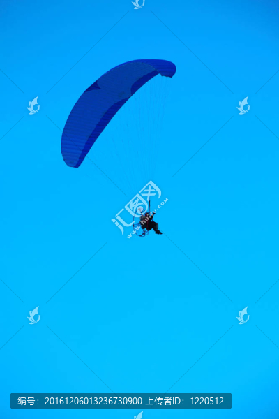 滑翔傘的天空上自由的感覺