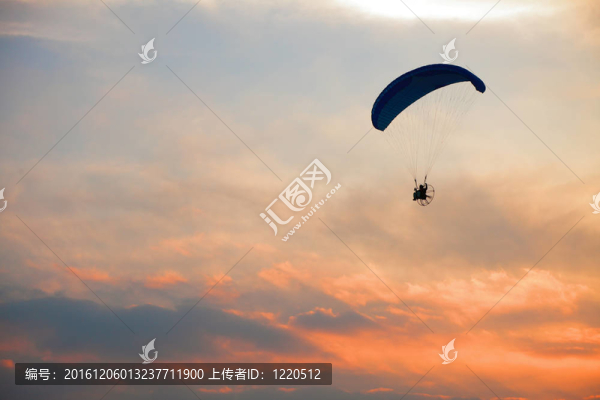 滑翔傘的天空上自由的感覺