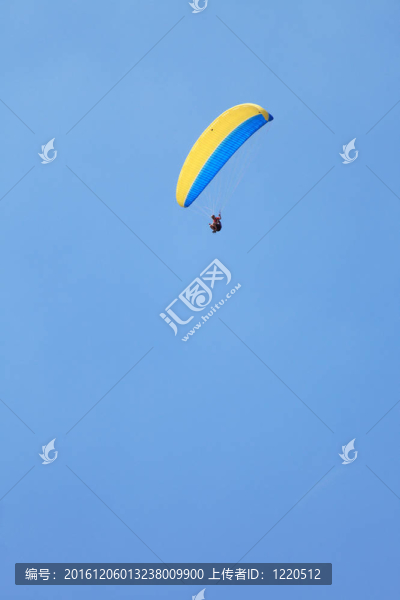 跳傘飛行在天空自由的感覺