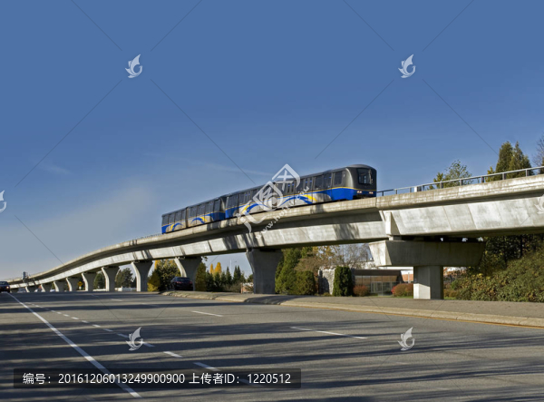 在本拿比橋上列車；加拿大