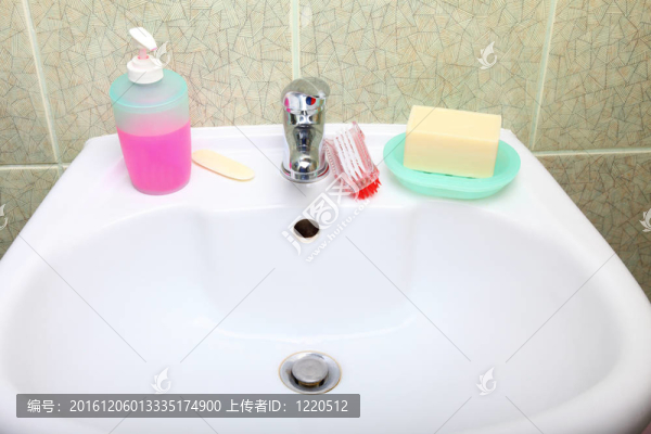 浴室的白色水槽