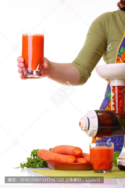 女人準(zhǔn)備榨汁機和carrot