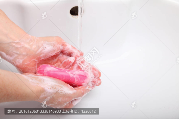 女人在浴室洗肥皂洗手