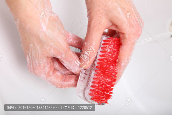 女人在浴室洗肥皂洗手
