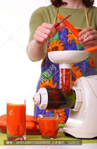 女人準備榨汁機和carrot
