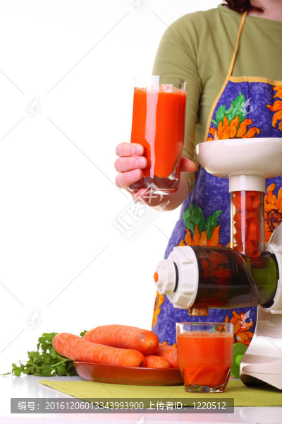 女人準(zhǔn)備榨汁機和carrot