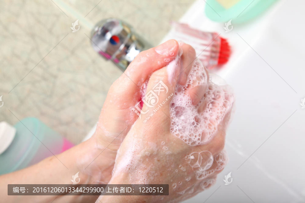 女人在浴室洗肥皂洗手