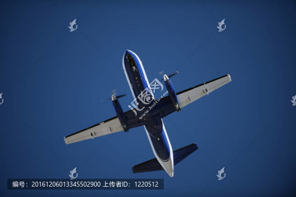 藍色天空的螺旋槳飛機