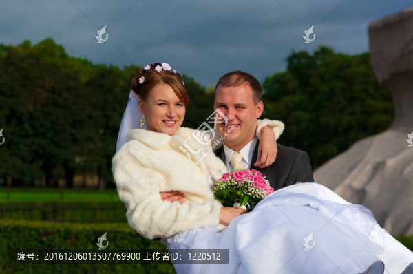年輕的新婚夫婦