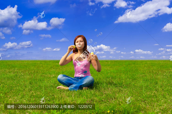 吹肥皂泡的女孩