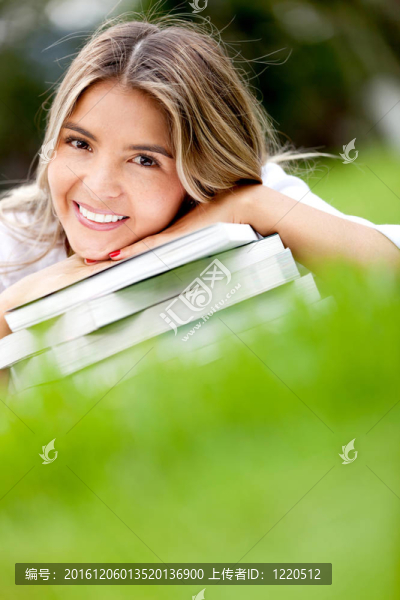 女學生帶書