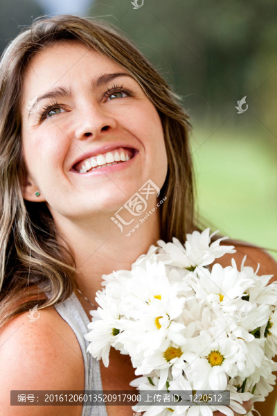帶著一束花的女人