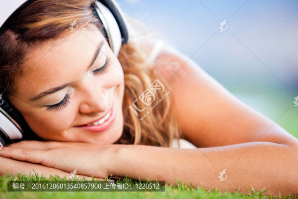 女人聽音樂