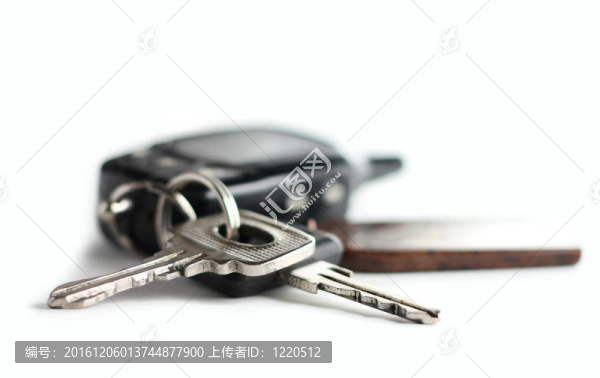 白色背景上的汽車鑰匙