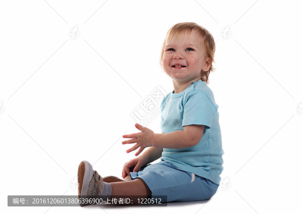 小男孩微笑