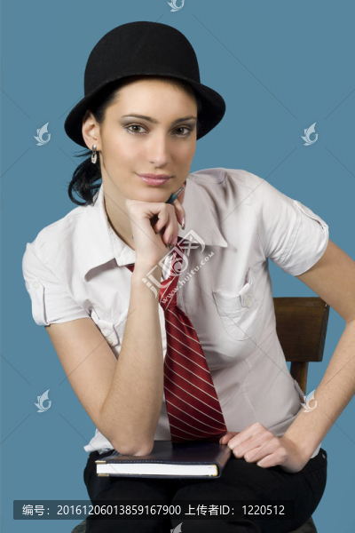 戴黑帽子的女人