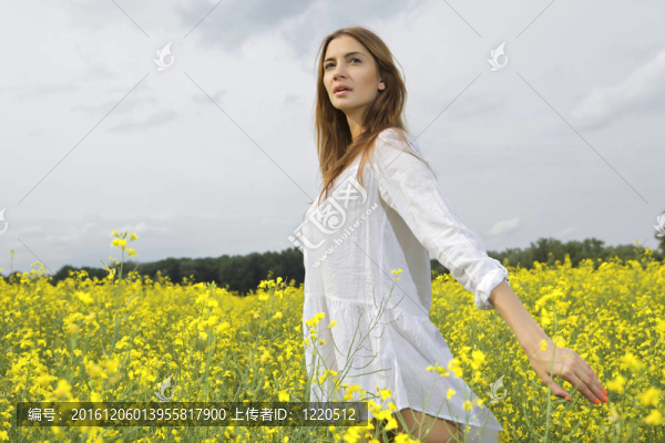 黑發(fā)女人在黃色的花田
