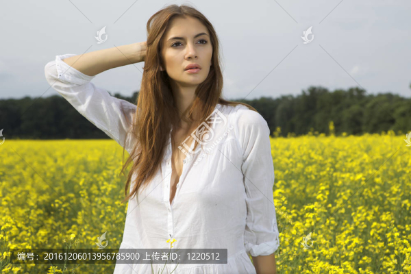 黑發(fā)女人在黃色的花田