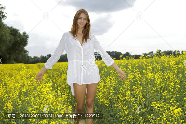 黑發(fā)女人在黃色的花田