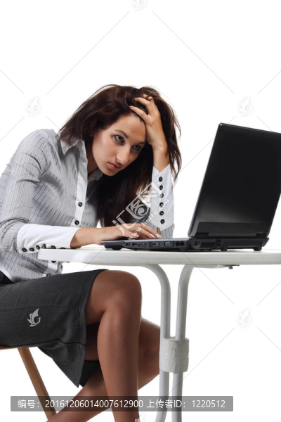 疲憊的女人坐在電腦前