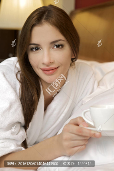 一個(gè)快樂(lè)的年輕漂亮的女人與一個(gè)白色杯子特寫(xiě)肖像